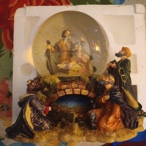 CHRISTMAS WATER GLOBE NATIVITY JESUS 3 WISE MEN SILENT NIGHT ROTATING IN BOX